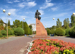 Посоветовала бы озеленителям Камышина менять цветы у памятника Маресьеву, чтобы клумба выглядела опрятной и осенью, - камышанка