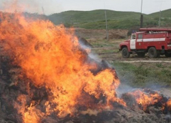 Под Камышином сгорел прицеп с двумя тоннами сена