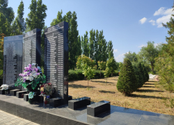 После публикации "Блокнота Камышина" благоустроители выкосили сорняки около памятника погибшим героям СВО на 3-м городке в Камышине