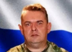 В Камышинском районе на похоронах погибшего в СВО старшего прапорщика Андрея Киприна его жене передали орден Мужества бойца