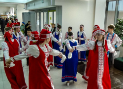 В Камышине в ДК "Текстильщик" прошел День народного единства в "мультиформате": здесь пели,  дегустировали и плели сети для СВО