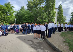 Девятиклассники в белых блузках и рубашках  "в очередь" выстроились на сдачу ОГЭ по математике в Камышине сегодня, 2 июня