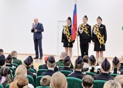 Спикер Камышинской городской думы Владимир Пономарев вновь поднялся на сцену: поздравлять кадетов