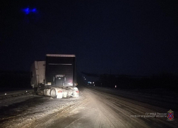 На федеральной трассе, недалеко от границы Камышинского района водитель большегруза врезался в отбойник