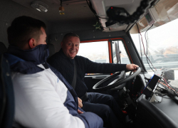 Андрей Бочаров сел за руль спецтехники, проехал по обходу Волгограда и рассказал про мост-мечту через Волгу на трассе Камышин - Волгоград