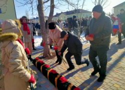 Цветы легли к подножию памятника "Черный тюльпан" в Камышинском районе
