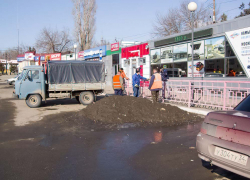 В Камышине на Комсомольской площади решили подремонтировать ограждение, будут ли вывозить с нее грязные кучи снега - неизвестно 