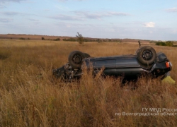 На трассе под Камышином перевернулась иномарка с двумя девушками