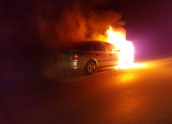 Минувшей ночью в Камышине в 5 микрорайоне в столб огня превратился "Форд Фокус"