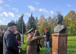 В Камышине небольшая группа чиновников, депутатов и общественников "в суженном формате" возложила цветы к бюсту Героя Советского Союза Сергея Давыдова