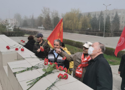 В Камышине представители движения "За новый социализм!" и коммунисты возложили цветы к памятнику Владимиру Ленину