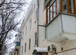 Черный юмор по-камышински: сосульки над аптекой могут прибить тебя с услугой получения лекарств "на месте", - камышанка