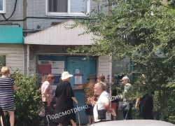 Камышане показали в соцсетях очередной "замок" на дверях почтового отделения, у которого толпятся люди