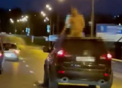 Устроил на дороге шоу с «обнаженкой»: полицейские задержали в Волгограде 38-летнего голого мужчину, размахивающего "достоинством" (ВИДЕО)