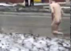 В Камышине на улице Терешковой на "пробежку" вышел гражданин без трусов