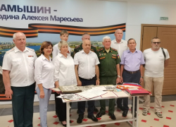 Как в Камышине общественный деятель Серго Саргсян, повышенный сайтом гордумы до президента Фонда Маресьева, выступал дарителем