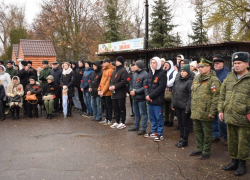 В Камышине в парке у памятного знака комсомольцам-добровольцам 17 ноября прошел митинг и проводы призывников на службу в ряды Вооруженных Сил