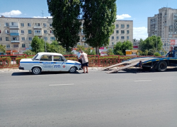 В Камышине на спуске Некрасова эвакуатору пришлось увозить полицейскую машину