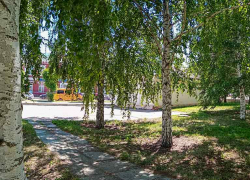 Станислав Зинченко наградил волонтеров, которые помогли выиграть конкурс на благоустройство площадке по улице Советской
