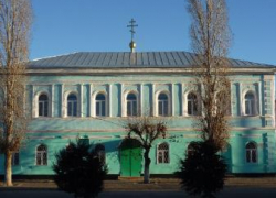 Автомобиль ударился в световую опору около Свято-Троицкого храма в Камышине