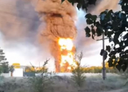 «Было шесть взрывов»: пожар на нефтебазе в Калаче Волгоградской области, случившийся  из-за попадания обломков беспилотников, сняли на камеры (ВИДЕО)