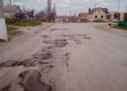 В Камышине водители, измученные "дырявыми" дорогами, призывают демонстративно перекрывать самые опасные участки