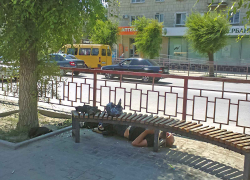 Опять товарищ "развалился" на улице Ленина на тихий час, и никто не обращает внимания! - камышанин