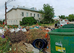 Компания по вывозу мусора решила заняться улицей Лазарева в Камышине "персонально"