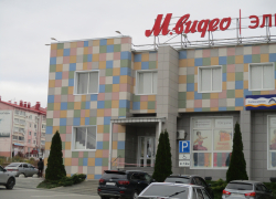 В Камышине демонтировали звуковой рекламный экран на здании ТЦ «Театральный», оглушавший жителей