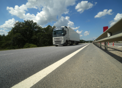 Как суд наказал водителя, взявшегося менять подложные регистрационные знаки на трассе между Камышином и Волгоградом