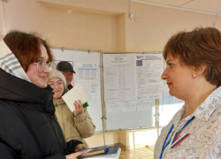 В Камышинском районе впервые голосующим девушкам и парням дарят шоколадки и брелоки