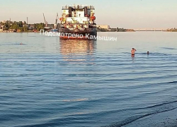 В Камышине у пляжа "Панорама" сухогруз что-то сливает в реку: экологи, вы где?