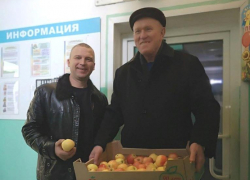 Спикер Камышинской городской думы Владимир Пономарев отметился с ящиком единороссовских витаминов