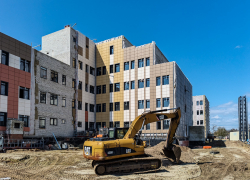 "Контур здания закрыт, вышли на благоустройство", - директор ООО "Трест 7" Алексей Кузнецов: сдать поликлинику в Камышине к концу лета реально