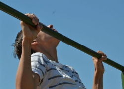 Шестиклассник из оздоровительного лагеря внезапно умер после того, как подтянулся на турнике