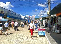 Не пора ли администрации камышинского центрального рынка вымостить его территорию, сколько можно покупателям бить ноги по щебню? - камышанка