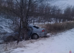Водитель иномарки врезался в дерево и попал на операционный стол
