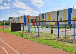 В Камышине у новой школы №1 появилась площадка, которую "заказали" подростки по программе детского инициативного бюджетирования