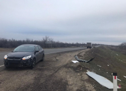 Недалеко от границы Камышинского района на трассе молодой водитель "Форда" врезался в "ГАЗ" и попал к хирургам с переломами 
