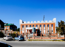 Половину верхнего этажа уже надстроила "Поликлиника Парамонова" на здании бывшего офиса КПК "Честь" в Камышине