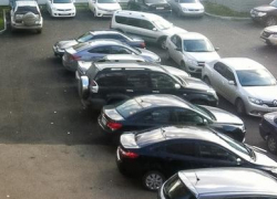 Военные устроили из нашего двора "автомобильное гетто", - камышанка