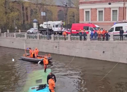 Что известно о причине падения в реку в Санкт-Петербурге автобуса, произведенного в Волгоградской области