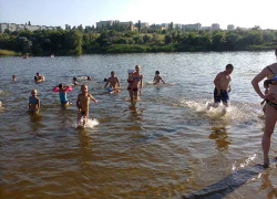 В Камышине на пляже Гремячий поплыл через Камышинку и утонул на глазах отдыхающих 19-летний парень