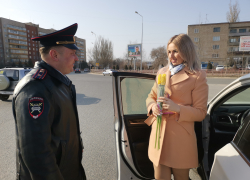 В Камышине дамы за рулем улыбались, останавливаясь по требованию полицейских с тюльпанами