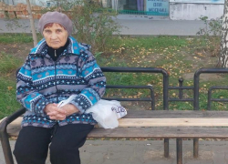 Камышане опробовали оперативно восстановленную рабочими МБУ "Благоустройство" проваленную скамью на улице Ленина