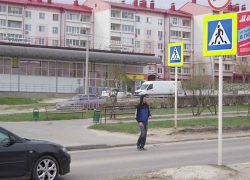 В Камышине из-за дождей никак не могут приступить к нанесению разметки на вконец стершихся пешеходных переходах