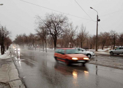 В больницу Камышина доставили таксиста с  распоротой шеей - на маршруте пассажир чуть не заколол водителя ножницами