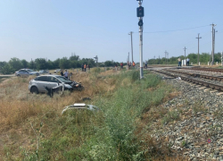 Локомотив снес "Форд Фокус" - водитель иномарки чудом остался в живых