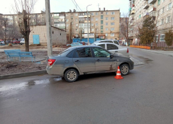 Полиция ищет водителя, который в Камышине на улице Некрасова ударил чужую "Ладу" и сбежал