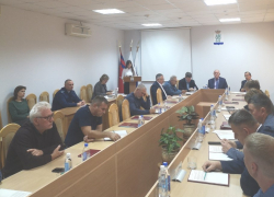 На заседании Камышинской городской думы 30 сентября оказалось много свободных стульев, но мобилизован ли кто-либо из депутатов - неизвестно